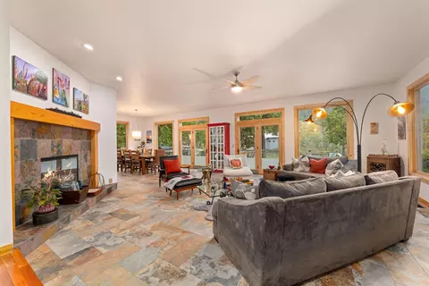 5375 Averill Dr, Grants Pass, OR 97526