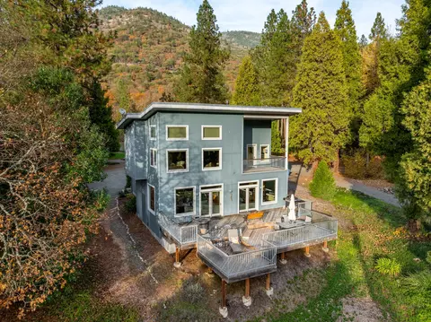 5375 Averill Dr, Grants Pass, OR 97526