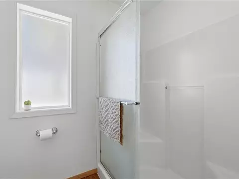 Bath - 20784 Arago Cir, Bend, OR 97703 photo 2 of 3