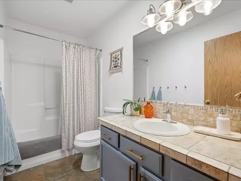 Bath - 20784 Arago Cir, Bend, OR 97703 photo 3 of 3