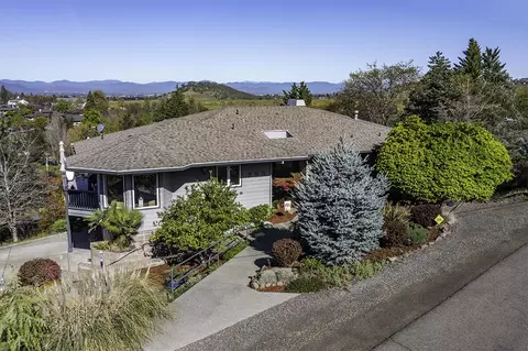 290 Harvard Pl, Medford, OR 97504