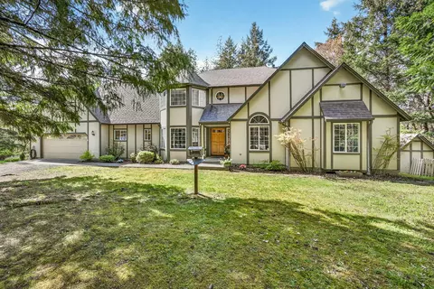 221 Hidden Valley Ln, Rogue River, OR 97537