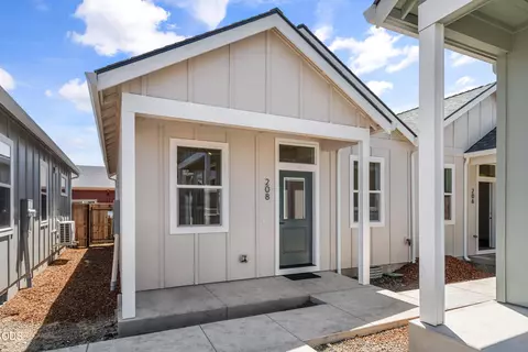 208 Gangnes Dr, Talent, OR 97540