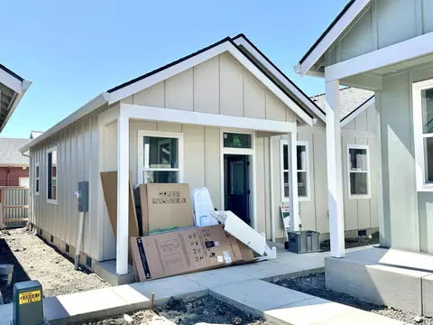 208 Gangnes Dr, Talent, OR 97540