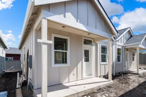 208 Gangnes Dr, Talent, OR 97540