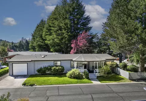 1010 Hemlock Ln, Grants Pass, OR 97527