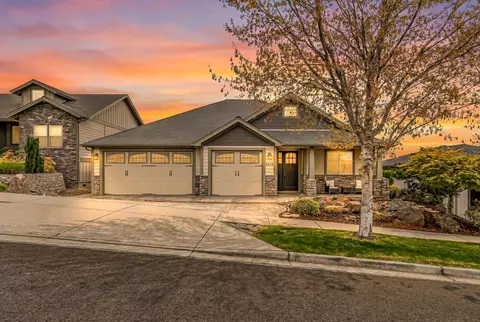 4310 Vista Pointe Dr, Medford, OR 97504