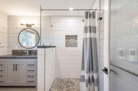 Bath - 62960 Clyde Ln, Bend, OR 97701 photo 1 of 5