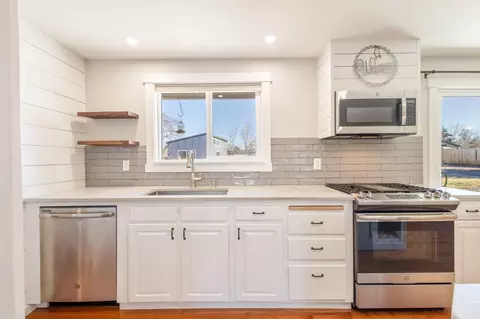 Kitchen - 62960 Clyde Ln, Bend, OR 97701 photo 2 of 4