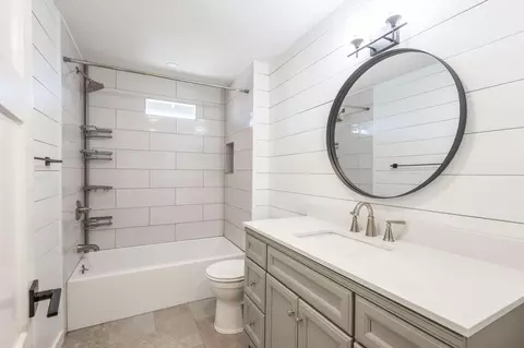 Bath - 62960 Clyde Ln, Bend, OR 97701 photo 5 of 5