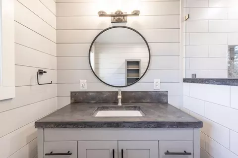 Bath - 62960 Clyde Ln, Bend, OR 97701 photo 4 of 5