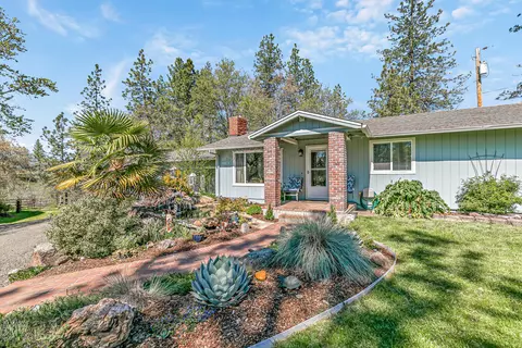 912 Mountain View Dr, Eagle Point, OR 97524