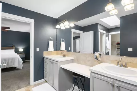 Bath - 16569 Beesley Pl, La Pine, OR 97739 photo 3 of 5