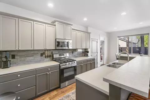 Kitchen - 16569 Beesley Pl, La Pine, OR 97739 photo 4 of 5