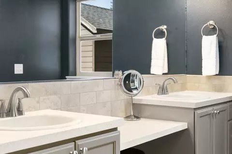 Bath - 16569 Beesley Pl, La Pine, OR 97739 photo 4 of 5
