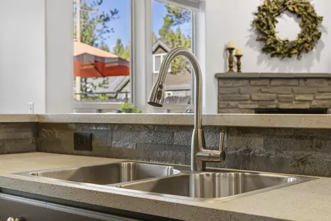 Kitchen - 16569 Beesley Pl, La Pine, OR 97739 photo 5 of 5