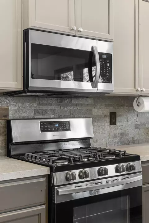 Kitchen - 16569 Beesley Pl, La Pine, OR 97739 photo 2 of 5