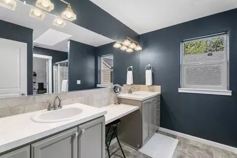 Bath - 16569 Beesley Pl, La Pine, OR 97739 photo 2 of 5