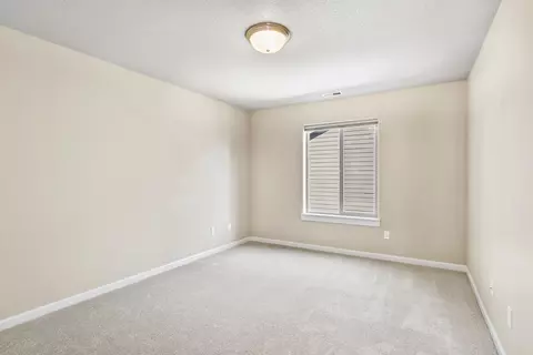 Bedroom - 16573 Beesley Pl, La Pine, OR 97739 photo 4 of 7