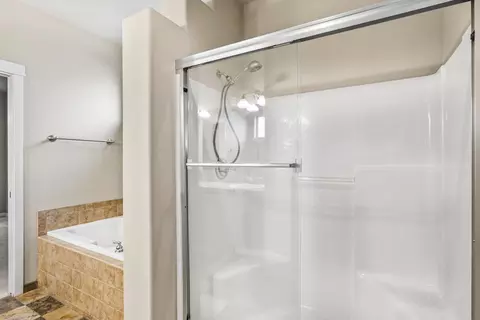 Bath - 16573 Beesley Pl, La Pine, OR 97739 photo 3 of 6