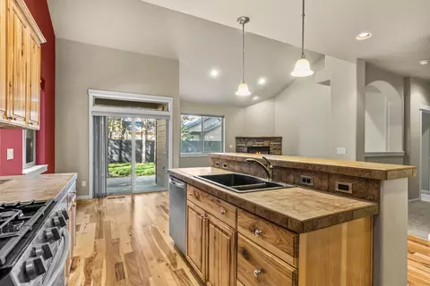 Kitchen - 16573 Beesley Pl, La Pine, OR 97739 photo 3 of 3