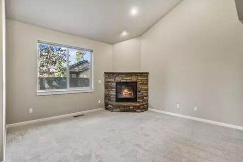 Living - 16573 Beesley Pl, La Pine, OR 97739 photo 2 of 5