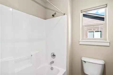 Bath - 16573 Beesley Pl, La Pine, OR 97739 photo 5 of 6
