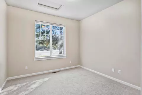 Bedroom - 16573 Beesley Pl, La Pine, OR 97739 photo 1 of 7