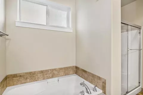 Bath - 16573 Beesley Pl, La Pine, OR 97739 photo 2 of 6