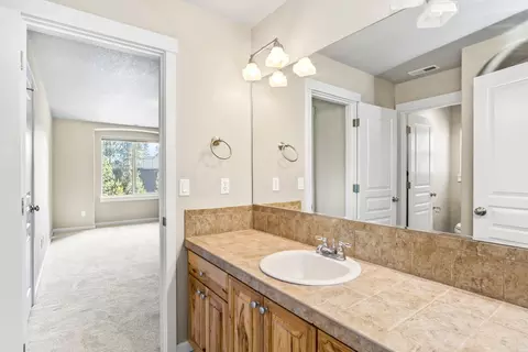 Bath - 16573 Beesley Pl, La Pine, OR 97739 photo 4 of 6