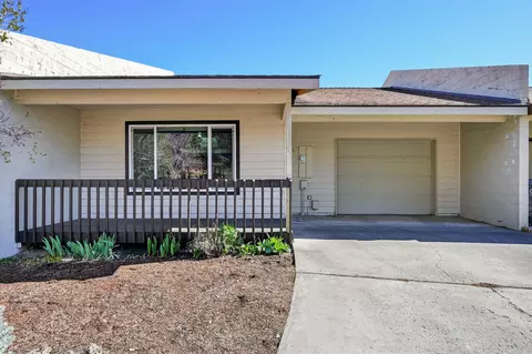 908 SE Stratford Ct, Bend, OR 97702