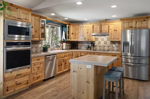 Kitchen - 15375 Ponderosa Loop, La Pine, OR 97739 photo 2 of 3