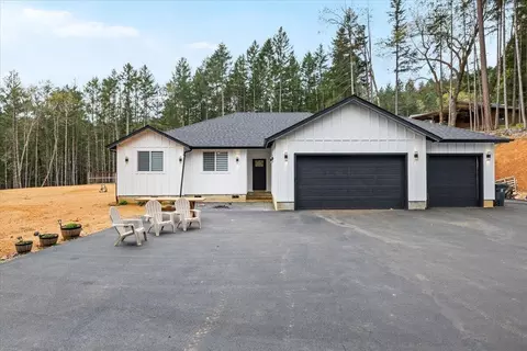 425 Bonnie Ln, Grants Pass, OR 97527