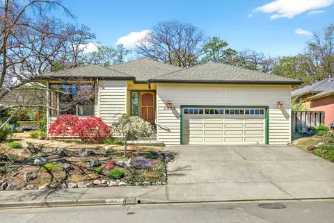 1027 Oak Knoll Dr, Ashland, OR 97520