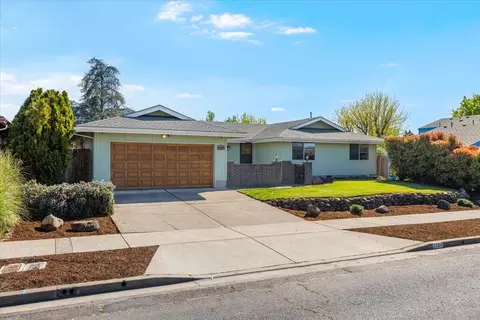 2384 Amaryllis St, Medford, OR 97504