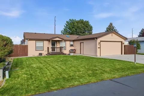1745 NE 6th St, Redmond, OR 97756