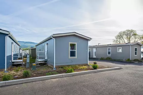 460 Arnos St #27, Talent, OR 97540