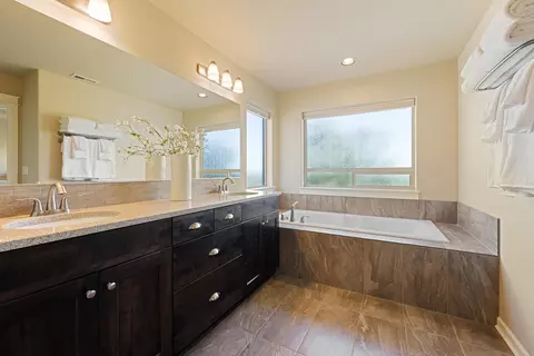 Bath - 20682 NE Comet Ct, Bend, OR 97701 photo 2 of 7