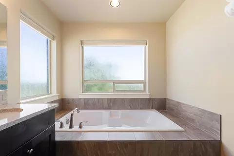 Bath - 20682 NE Comet Ct, Bend, OR 97701 photo 4 of 7