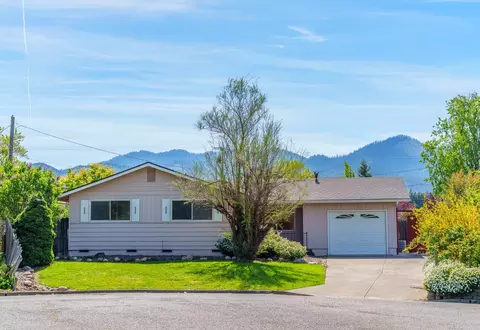 118 N 4th St, Talent, OR 97540