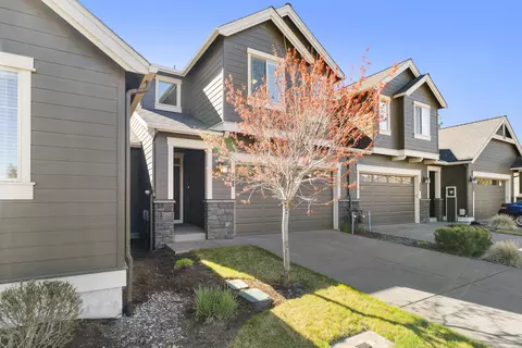 Exterior - 60411 Hedgewood Ln, Bend, OR 97702 photo 4 of 7