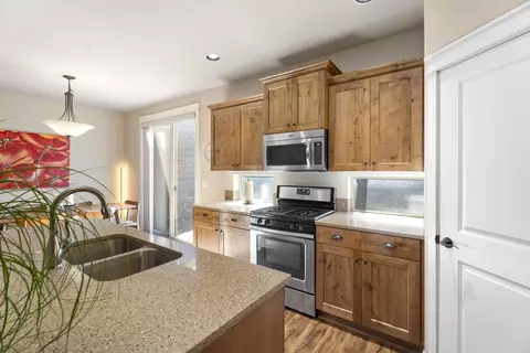 Kitchen - 60411 Hedgewood Ln, Bend, OR 97702 photo 4 of 6