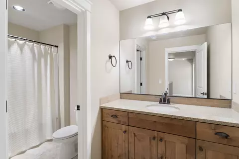 Bath - 60411 Hedgewood Ln, Bend, OR 97702 photo 2 of 3