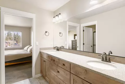 Bath - 60411 Hedgewood Ln, Bend, OR 97702 photo 3 of 3