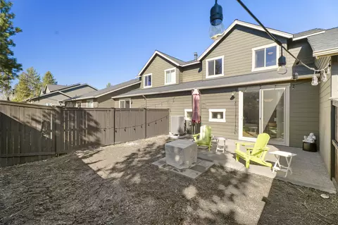 Exterior - 60411 Hedgewood Ln, Bend, OR 97702 photo 6 of 7