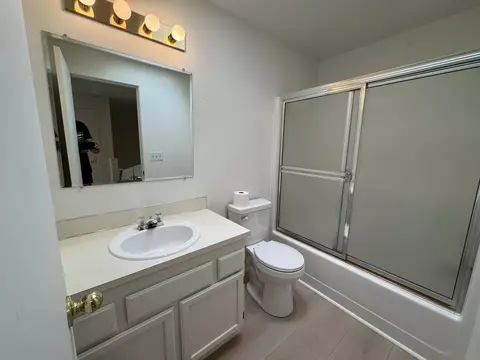 Bath - 2014 NE Taylor Ct, Bend, OR 97701 photo 3 of 3