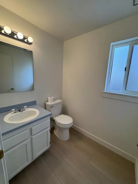 Bath - 2014 NE Taylor Ct, Bend, OR 97701 photo 1 of 3