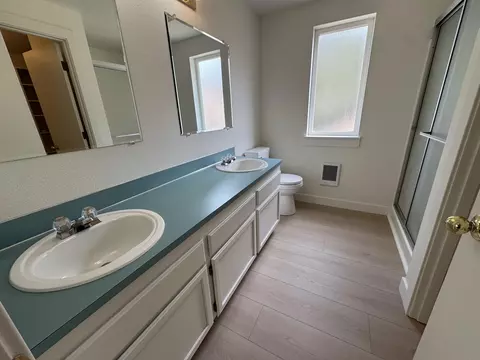 Bath - 2014 NE Taylor Ct, Bend, OR 97701 photo 2 of 3