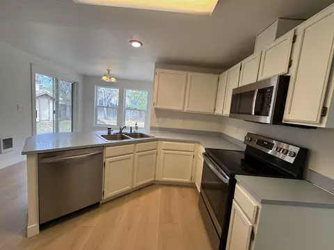 Kitchen - 2014 NE Taylor Ct, Bend, OR 97701 photo 3 of 3