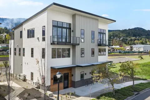 138 Clear Creek Dr, Ashland, OR 97520